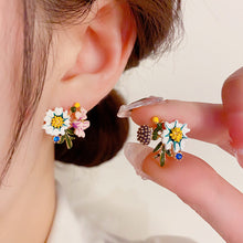 Load image into Gallery viewer, Daisy Flower Earrings