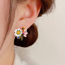 Load image into Gallery viewer, Daisy Flower Earrings